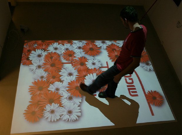 Интерактивная реклама на полу