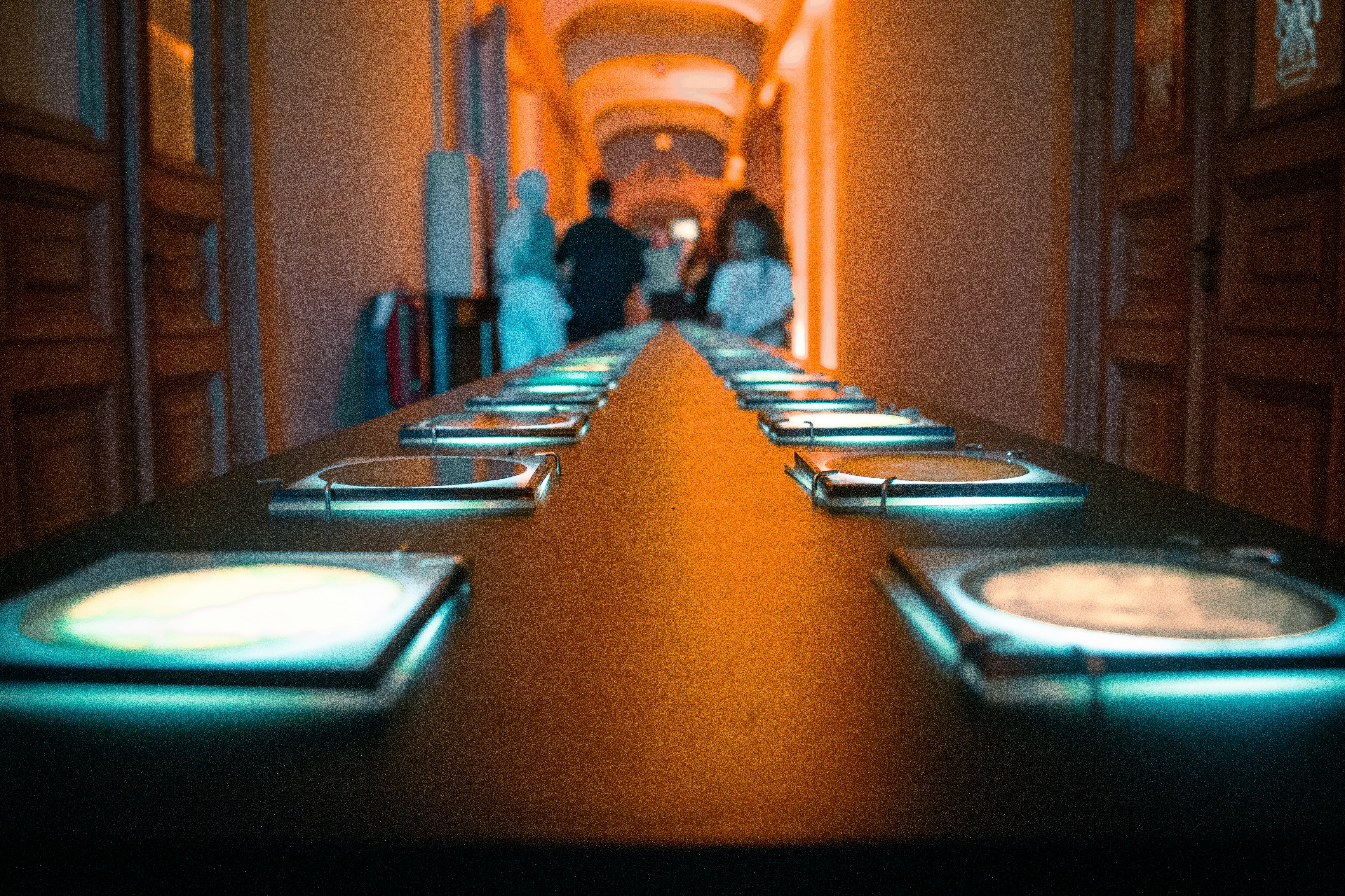 Интерактивное оборудование — выбор панели и стола