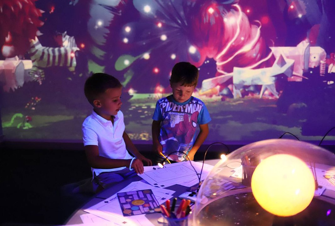 Интерактивная стена Ожившие рисунки в Футурамии