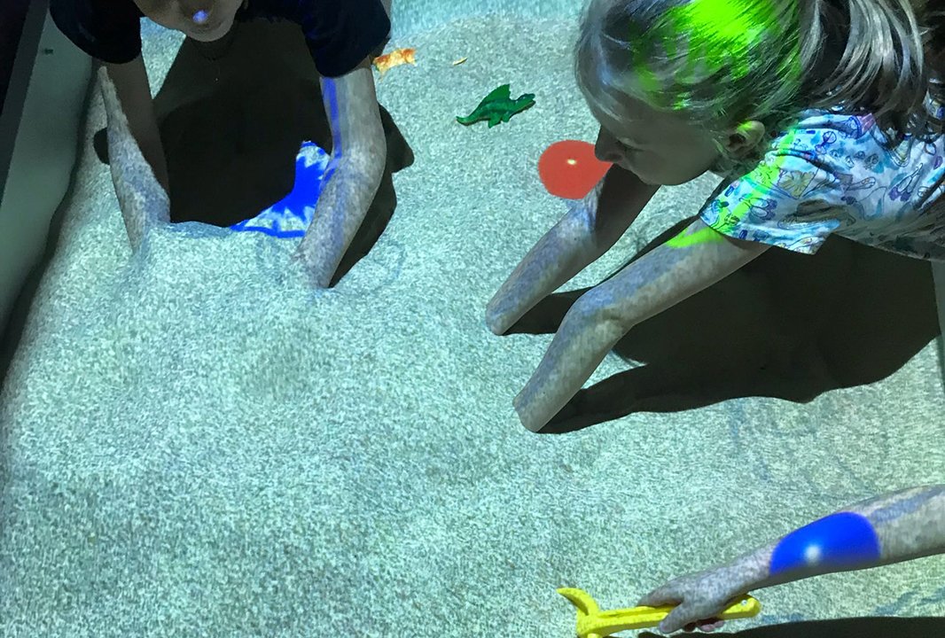 интерактивная песочница в детском клубе Monster Club