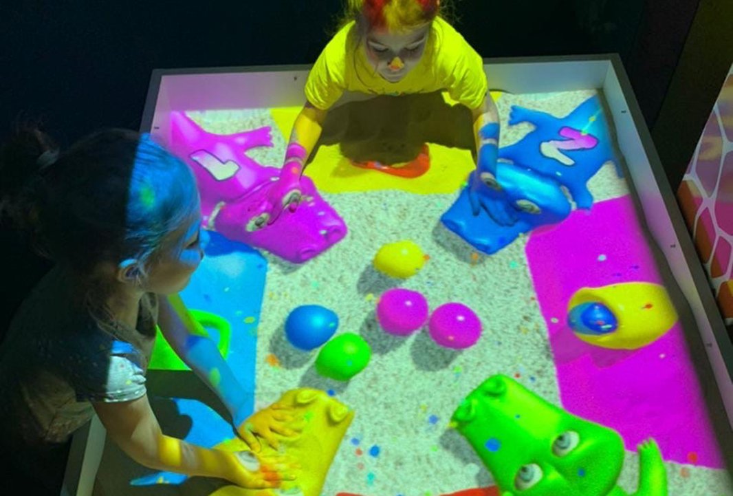 интерактивная песочница в детском клубе