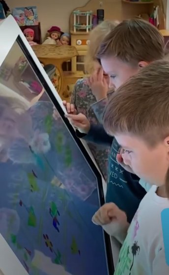 Сенсорный стол и интерактивная сенсорная панель в современном пространстве