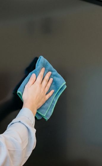 Как ухаживать за экраном интерактивной панели: памятка для кабинета и группы