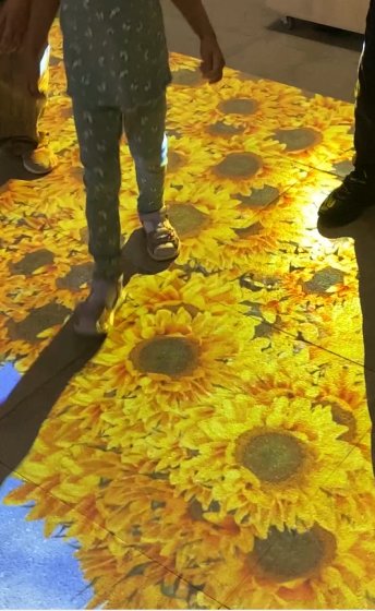 Цветы и технологии: Интерактивная стена на 8 Марта