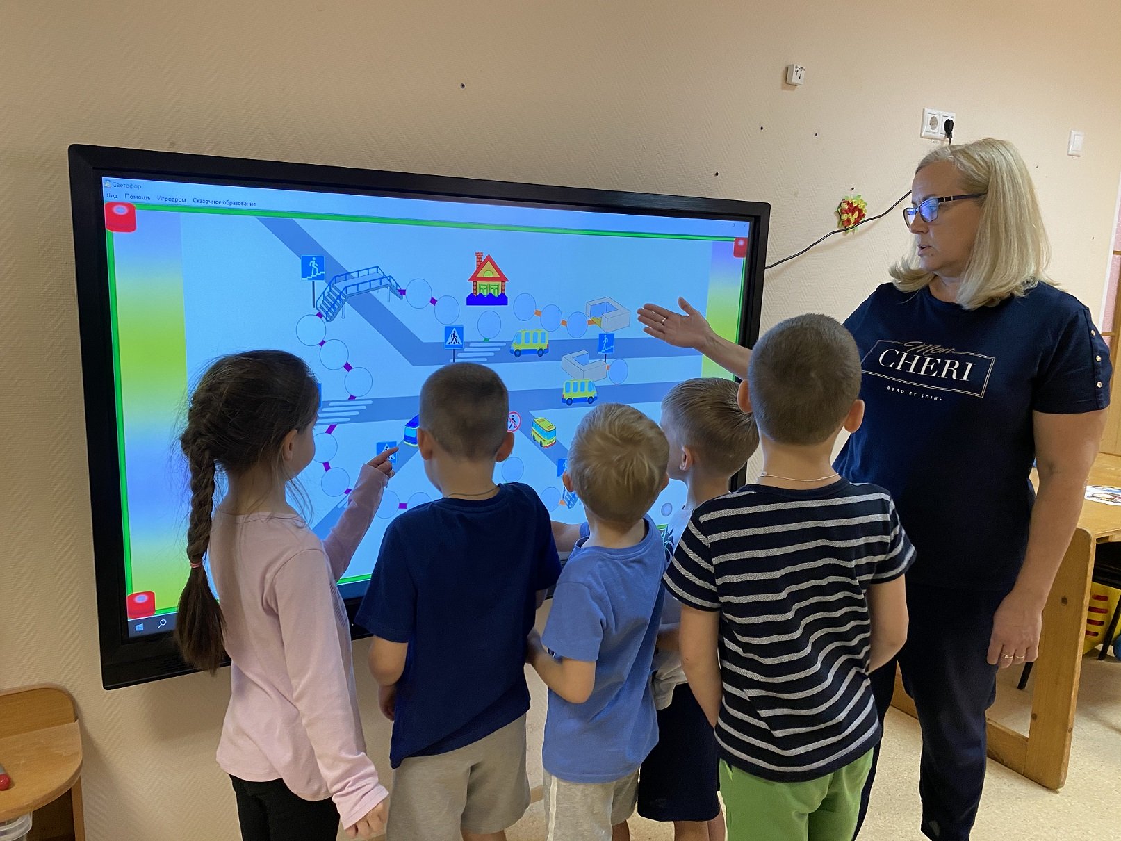 Интерактивная панель Project Touch в школьном классе